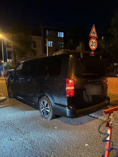 Gece minibüsün arka lastiğine yerinde lastik servisi
