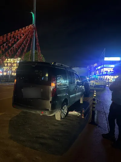 Gece ana cadde üzerinde hafif ticari aracın arka lastiğine müdahale